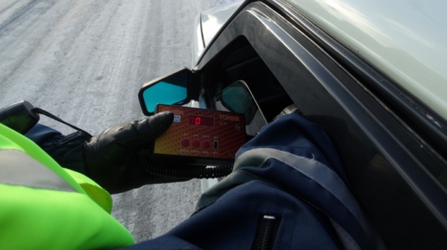 Автолюбитель Ачинска получили 3 суток административного ареста за отказ снять тонировку с автомобиля