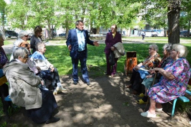 Глава Ачинска Илай Ахметов встретился с жителями, которые не согласны со строительством нежилого здания рядом с их домом