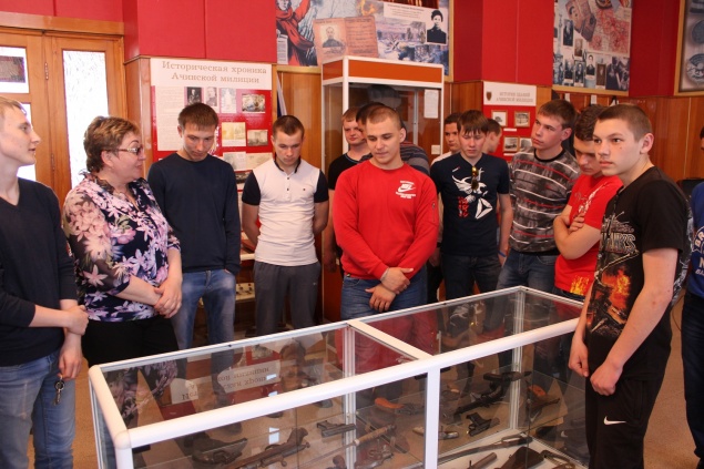 Полицейские познакомили ачинских студентов с историческими экспонатами музея МО МВД России «Ачинский»
