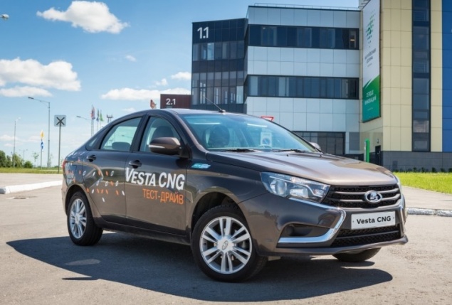 «Веста» перешла на газ. В России стартовал выпуск битопливной Lada Vesta CNG