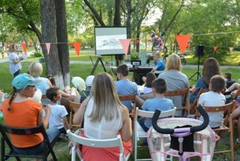 Молодежный центр «Сибирь» открыл летний сезон кинопоказов
