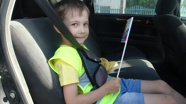 Госавтоинспекторы и родители призвали водителей соблюдать правила перевозки детей