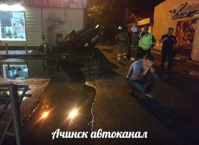 «Подкатили к девчонкам»: в Ачинске Lada Priora въехала на крыше в цветочный павильон