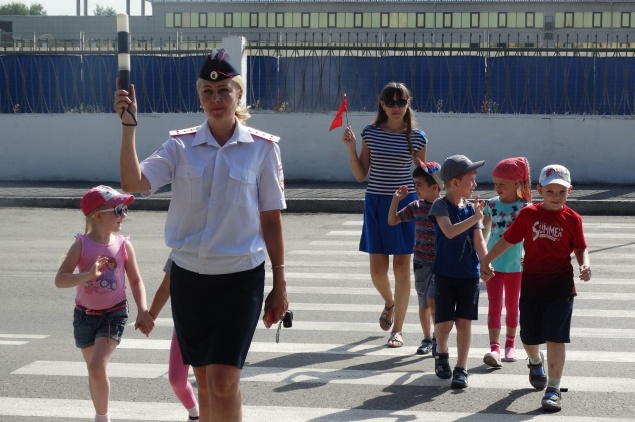 Госавтоинспекторы в Ачинске возглавили «Детский маршрут безопасности»