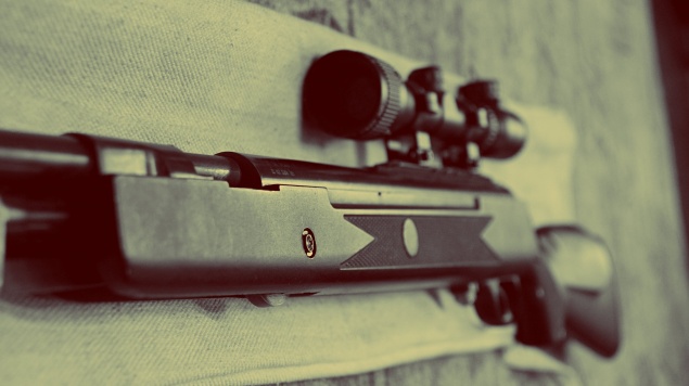 В Хакасии мужчина прострелил ногу ребенка за отказ убрать мусор