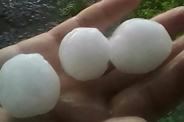 Град с куриное яйцо побил машины и крыши домов на юге края