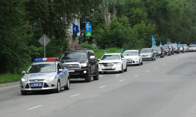 В Ачинске прошел автопробег ко Дню ВДВ