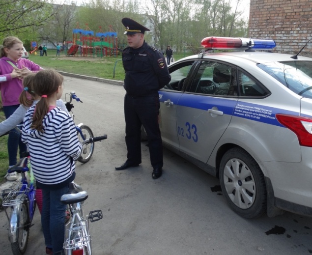 Госавтоинспекторы знакомят юных ачинцев с дорожной безопасностью