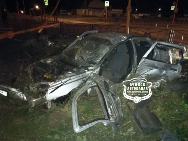 Трое подростков без спроса взяли машину отца покататься и разбились о светофор: есть погибшие