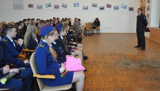 Стражи порядка в Ачинске провели «урок мужества» в полицейском классе