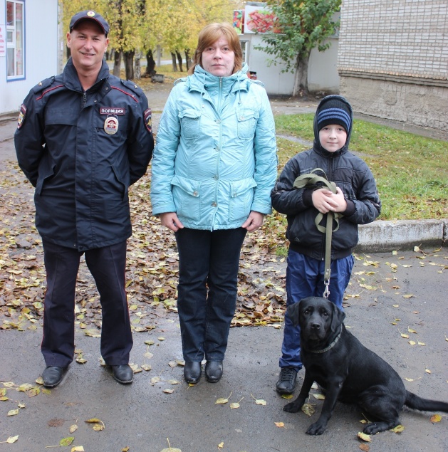 Сотрудники полиции в Ачинске в течение часа вернули владельцу похищенную собаку