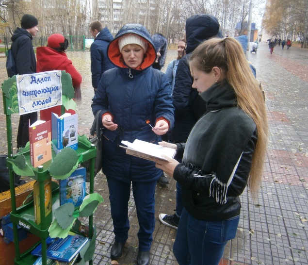 Сегодня работала аллея читающих людей в парке Победы