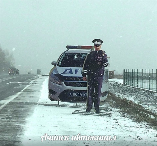 Перед въездом в Ачинск установили первого «картонного» гаишника