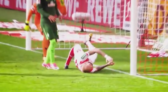 Защитник сборной России спас ворота «Кельна» в падении