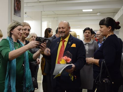 «От сердца к сердцу». В Ачинске открылась персональная выставка знаменитого художника