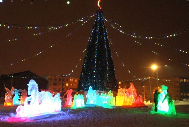 Более десяти новогодних елок украсят город к праздникам