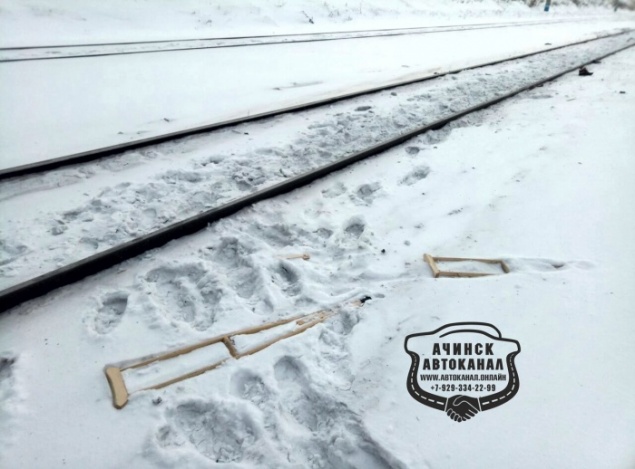 Женщина на костылях пыталась перейти дорогу и попала под поезд