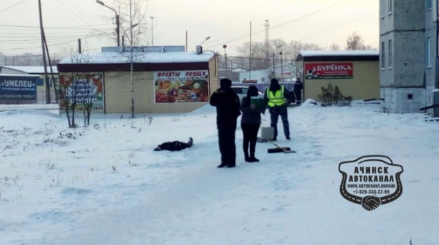 В Ачинске под окнами дома нашли тело застреленного мужчины