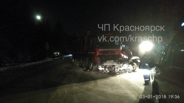 Семья разбилась на трассе под грузовиком: красноярцы увидели на снимках с ДТП призраков погибших