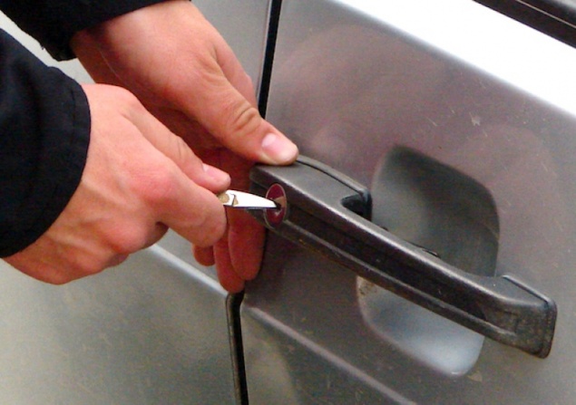 Участковый полиции по горячим следам раскрыл кражу из автомобиля в Ачинском районе