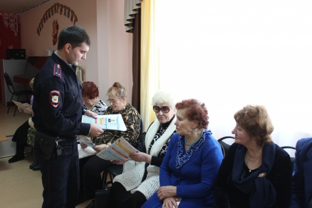 Ачинские полицейские поговорили с пенсионерами по профилактике мошенничества и фальшивомонетничества