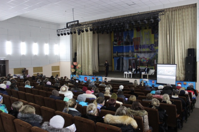 В Ачинске главный детский полицейский Наталья Белова выступила на общегородском родительском собрании