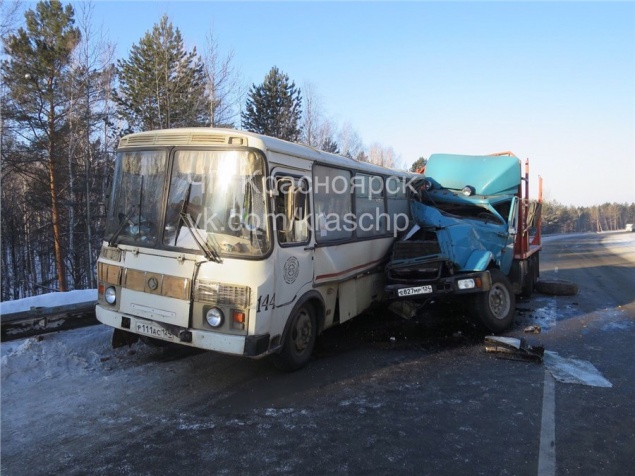 Под Канском лесовоз врезался в маршрутный автобус: четыре человека в больнице