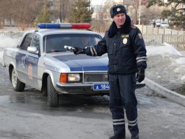 Госавтоинспекторы в Ачинске напомнили водителям правила перевозки юных пассажиров