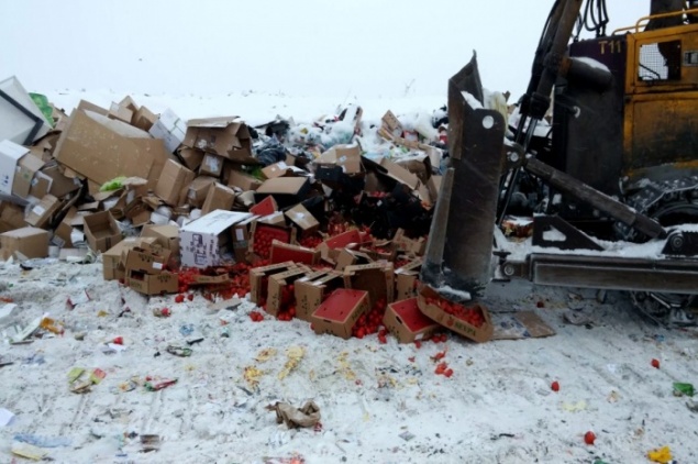 Почти тонну турецких томатов и польских яблок раздавили в Норильске