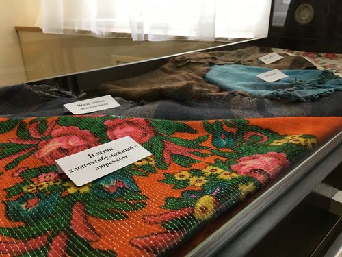 Ачинцев приглашают на выставку «Платков и шалей яркий хоровод»