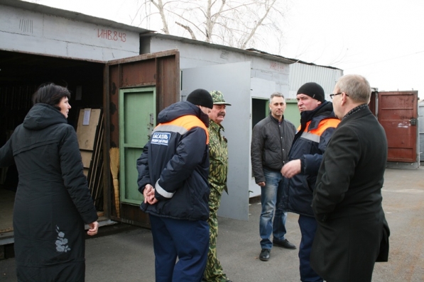 Родные потеряли мужчину: в это время он уже задохнулся в гараже с заведенной машиной