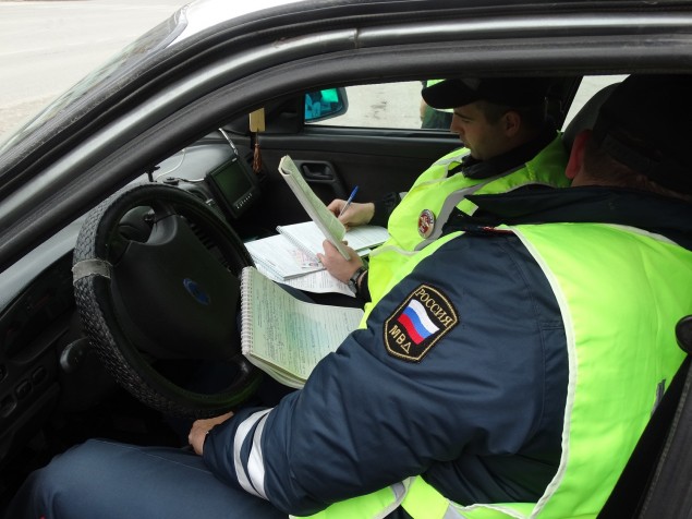 Сотрудники полиции Ачинска обеспечивают бесперебойное движение в Родительский день