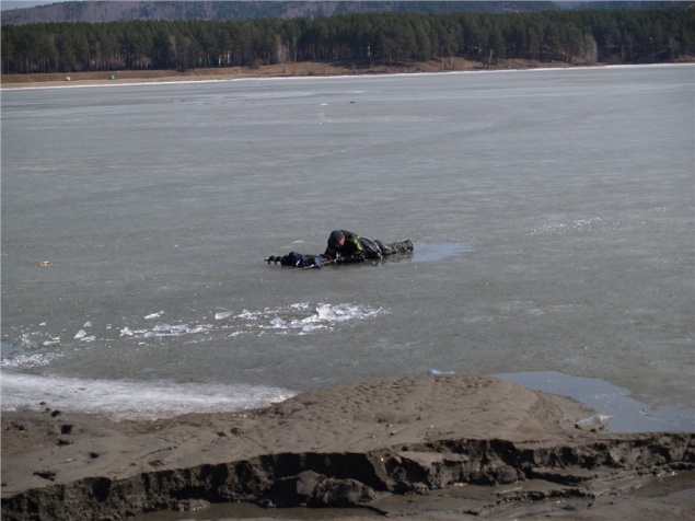 В Железногорске на озере замерз 56-летний рыбак: очевидцы винят спасателей в медлительности