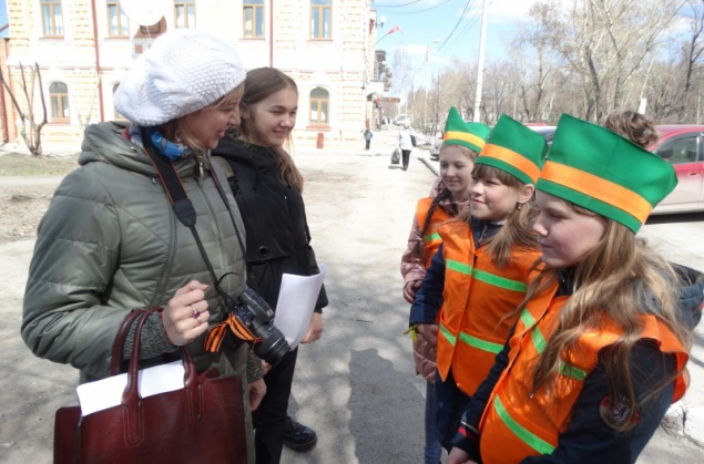 Госавтоинспекторы в Ачинске и школьники присоединились к всероссийской акции «Георгиевская ленточка»