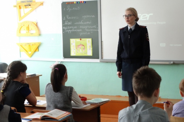 Cотрудники полиции проводят с детьми «Уроки дорожной безопасности»