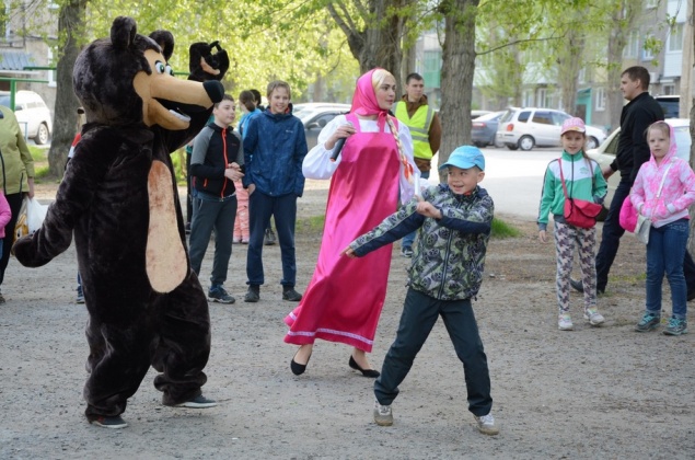 Фоторепортаж: Юбилей города приходит в ачинские дворы