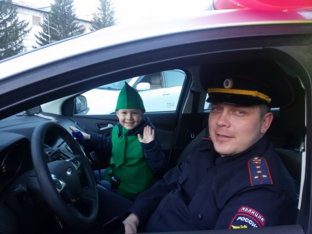 Госавтоинспекторы, ЮИД и общественное движение «Ачинск автоканал» выложили юбилейную дату из автомобилей