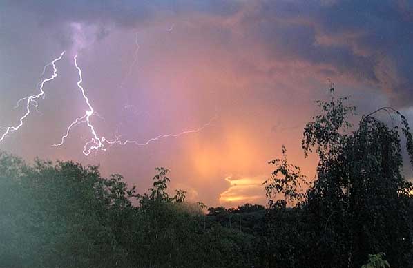 На Ачинск надвигаются грозы, град и порывистый ветер