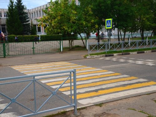 В Ачинске для безопасности пешеходов устанавливают новые ограждения