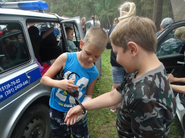 Стражи порядка Ачинска в детском лагере «Сокол» провели акцию «Один день с полицией»