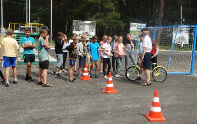 Дорожные полицейские в Ачинске проводят выездные уроки велобезопасности в летних лагерях