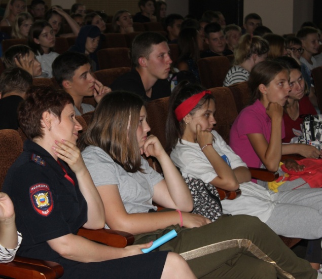 Главный детский полицейский Ачинска встретился с трудовыми отрядами старшеклассников