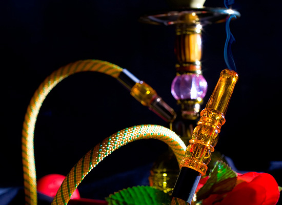 «Инфекции и канцерогены»: специалисты рассказали об опасностях курения кальяна
