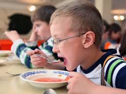 Низкая калорийность и «облачное» меню: жителям Красноярского края рассказали о питании детей в школах и детсадах