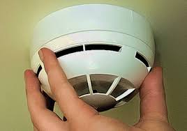 Проходимцы под видом инспекторов одолевают горожан с требованием купить пожарные датчики