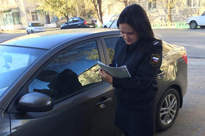 Волгоградский пристав пришла на маникюр к мастеру-должнице