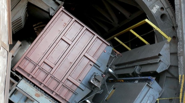 На АГК руду разгружают вручную на 35-ти градусном морозе. Есть опасность остановки производства