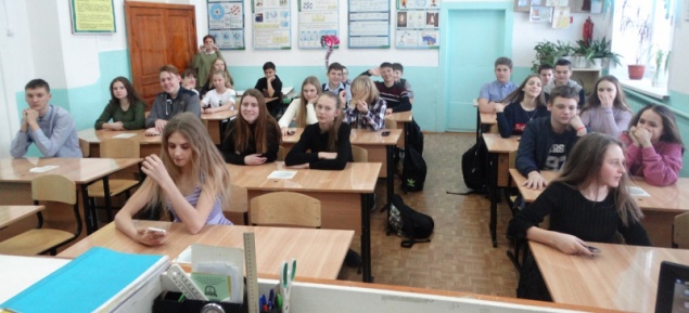 Госавтоинспекторы в Ачинске проводят школьные занятия перед зимними каникулами