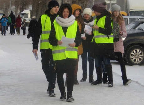 В Ачинске Юные инспекторы движения напомнили посетителям ледового городка о пользе световозвращающих элементов