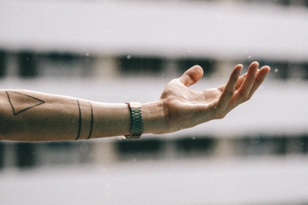 Есть вопрос: почему затекает рука во время сна